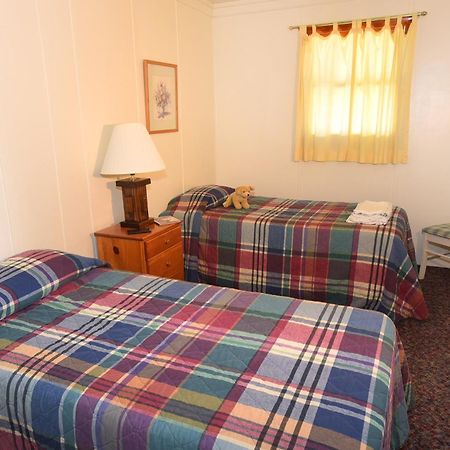 Lincoln Log Colony Hotel Lake George Room photo