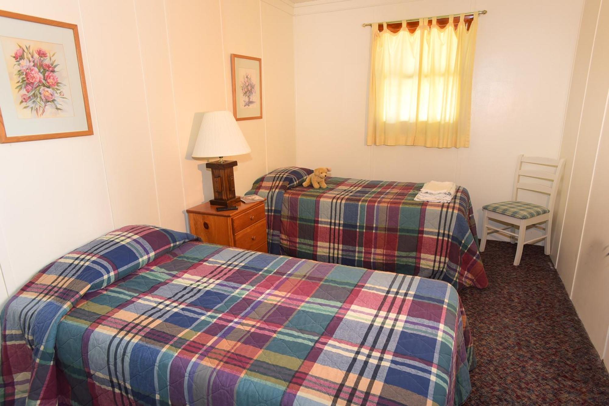 Lincoln Log Colony Hotel Lake George Room photo