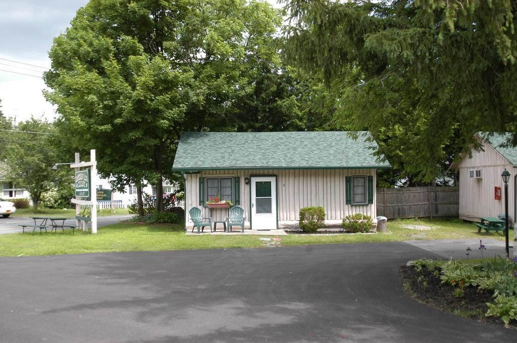 Lincoln Log Colony Hotel Lake George Room photo