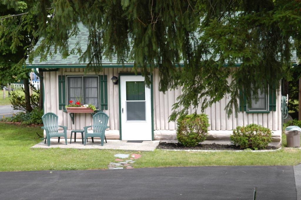 Lincoln Log Colony Hotel Lake George Room photo