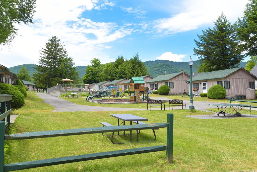 Lincoln Log Colony Hotel Lake George Exterior photo